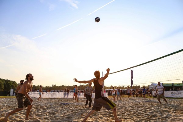 Quali sono le fasi per organizzare un campionato di beach volley a livello locale?